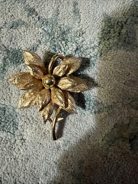 Gold Floral Leaf Pendant Necklace - Elegant Women's Jewelry